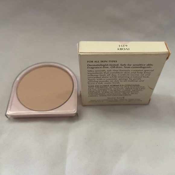 Mary Kay Powder Perfect Pressed Powder - Picture 3 of 4